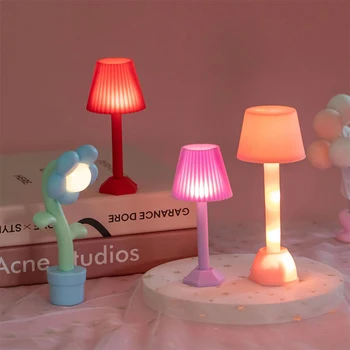1Pcs Mini Stalo Lempos Miniatiūriniai LED Nakties Šviesos toršeras Namų Apšvietimo Modelis 1:12 Doll House Dekoro Žaislas Priedai